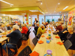 29. Onze vrijwilligers druk met de bediening