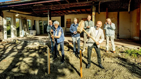 11. 8 oktober 1e paal door wethouder en Connie