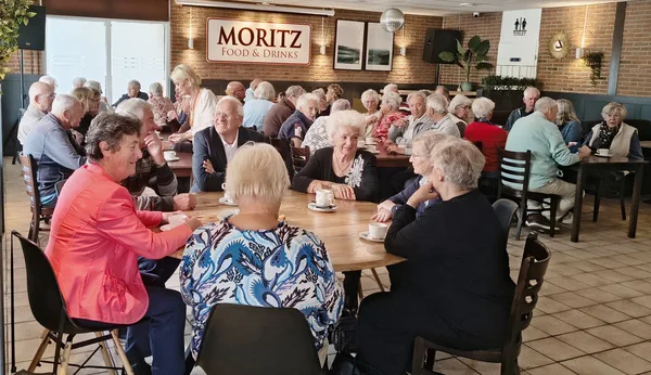 13. Wegens ruimtegebrek nu bij restaurant Moritz