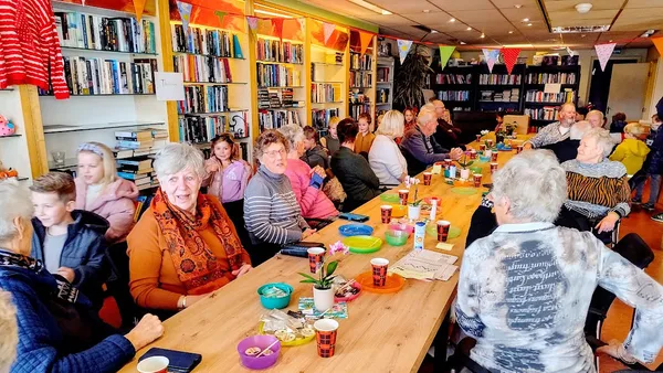 22. Als afsluiting lopen de kinderen rond de tafels