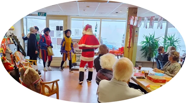 26. De kerstman ontving de Pieten en Sinterklaas