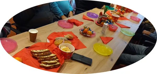 17. Daarna werd soep met broodjes geserveerd.