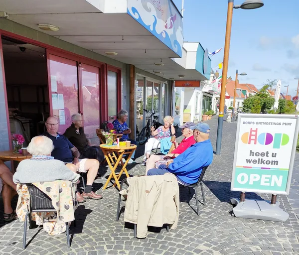 11. Bezoekers op het terras voor Quidaro, 25 augustus 2021