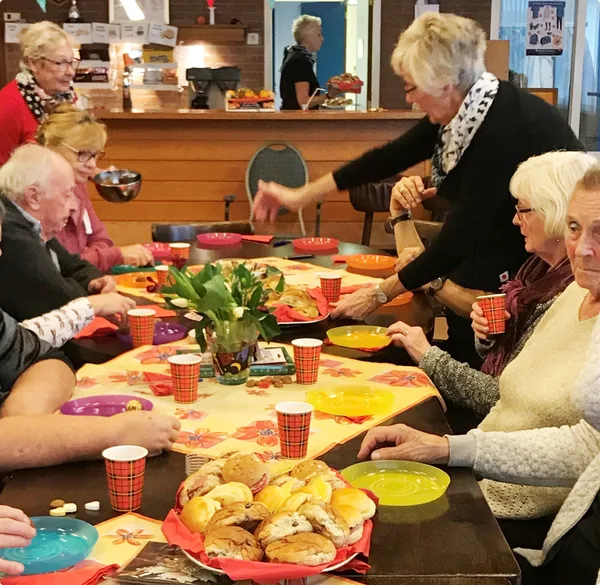72. Vrijwilligers druk in de weer