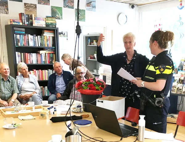 24. Eline ontvangt als dank bloemen van de voorzitter