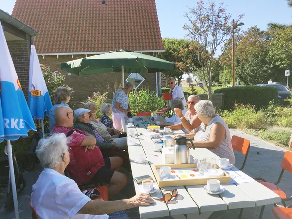 42. Een komen en gaan van bezoekers
