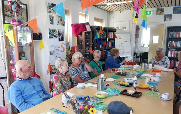 25. Versiering en tractaties zorgden voor prima stemming