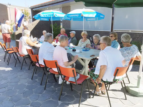 44. Hanna Wissel is jarig (80 jaar) en trakteert