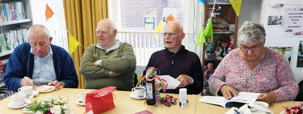 57. Sommigen brachten een cadeau mee
