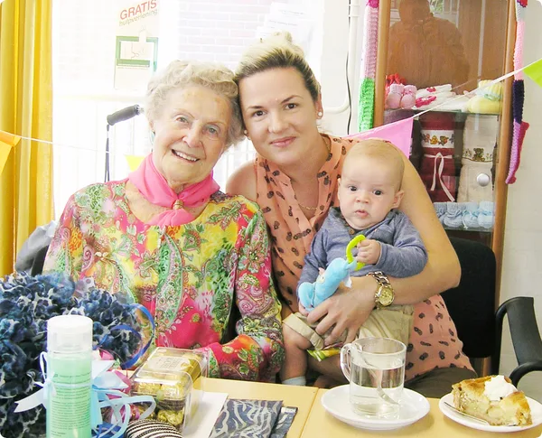 32. Bijzonder blij was ze met het bezoek van haar buurvrouw met pasgeboren baby.