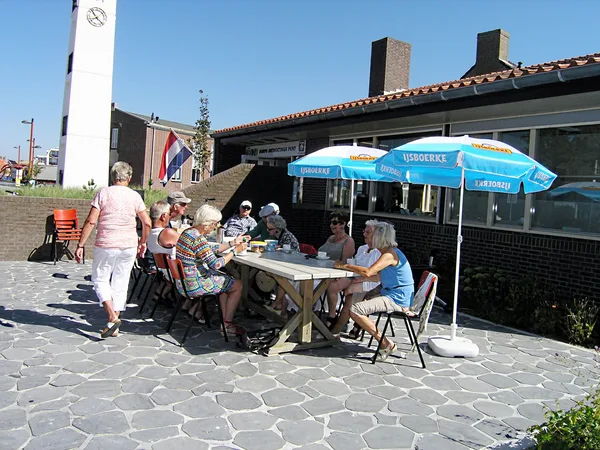 25. Het werd steeds warmer, dus de parasol moet erbij 20 juli 2016