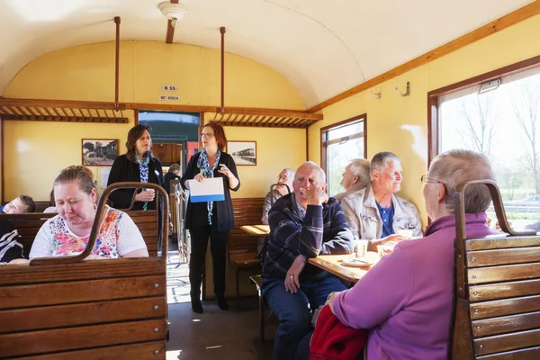 9. Jan en Mary Beek en Bertus Blekendaal in de trein